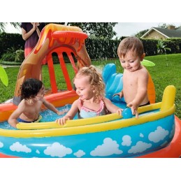 Vandens žaidimų aikštelė prie baseino čiuožyklos vulkano fontanas