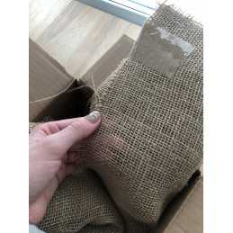 Džiutą prekiaujame einamaisiais metrais, t.y.: 1 m, 2 m, 4 m, 15 m, 40 m ir kt.- pagal Jūsų pageidavimus. vienas gabalas yra vie