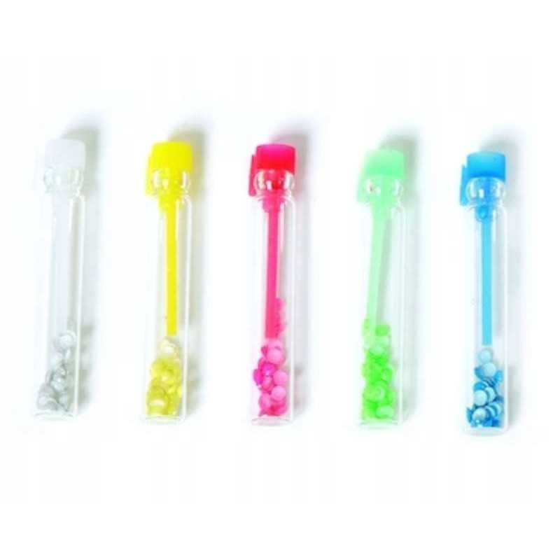 Šviesą atspindintys geltoni opalitai be skaičių