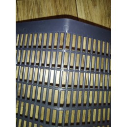 Juodos, horizontalios, storos, plastikinės pertvaros, skirtos bityne