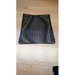 Juodos, horizontalios, storos, plastikinės pertvaros, skirtos bityne