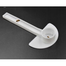 Bičių girdykla su užsukamu dangteliu ant butelio