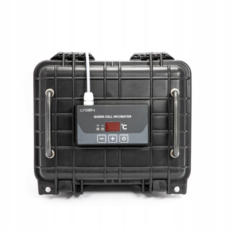 Nešiojamas inkubatorius, skirtas 12V karalienės ląstelėms transportuoti.
