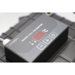 Nešiojamas inkubatorius, skirtas 12V karalienės ląstelėms transportuoti.