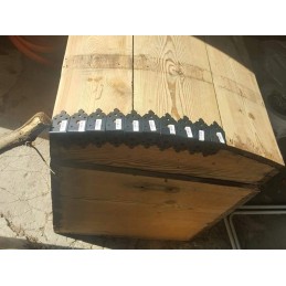 AUKŠTOS KOKYBĖS DEKORATYVINIS KAMPAS SU Įspaudu