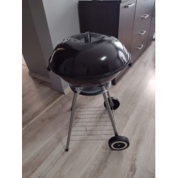 Ogļu dārza grils briketēm ar slēgtu plauktu