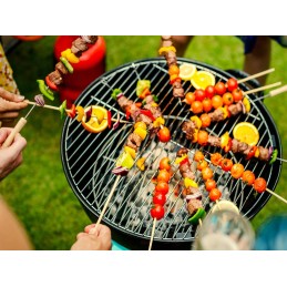 Apvalios sodo anglies kepsninės briketams, uždengtos bbq pelenų keptuvėje, grotelėmis