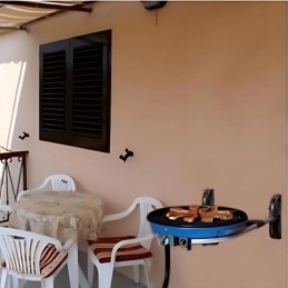 Wall bracket for hanging the cadac grill