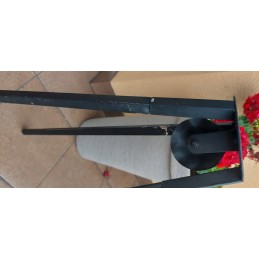 Anglies kepsninė ant trikojo su židiniu