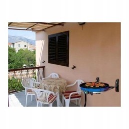 Wall bracket for hanging a gas grill