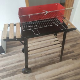 Nešiojama medžio anglies kepsninė su grotelėmis