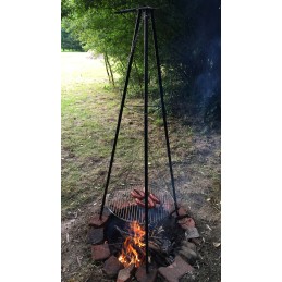 Grilis su trikojo grotelėmis, sodo laužavietė, kepsninė terasos sklypui