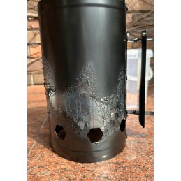 Suur korsten söebrikett grilli süütamiseks