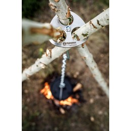 Originalus trikojo laikiklis virš petromax židinio