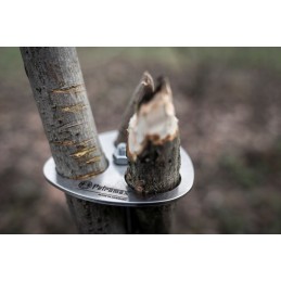 Originalus trikojo laikiklis virš petromax židinio