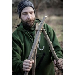 Originalus trikojo laikiklis virš petromax židinio