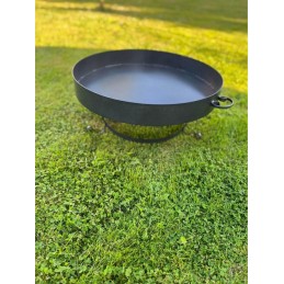 Sodo židinys laužui, katilas ir grilis