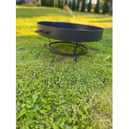 Sodo židinys laužui, katilas ir grilis