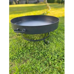 Sodo židinys laužui, katilas ir grilis