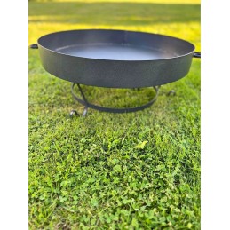 Sodo židinys laužui, katilas ir grilis