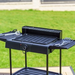 Sodo elektrinis grilis stovi ant balkono lentynos