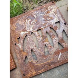 Naujas didelis rūdžių spalvos sodo židinys su grotelėmis