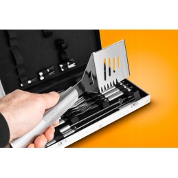 Grilio stalo įrankiai lagamine – praktiškas ir elegantiškas rinkinys, turintis daug privalumų, ypač skirtas kepsnių mėgėjams.