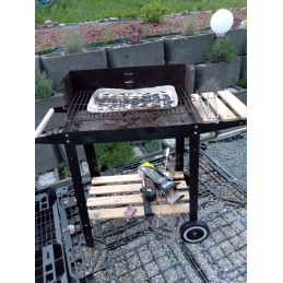 Nešiojama sodo kepsninė su anglimis, chromuotos grotelės, keptuvė, ratai, lentynos + nemokamas pūstuvas