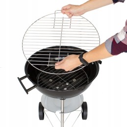 Anglies grilis su kaminu apšvietimui