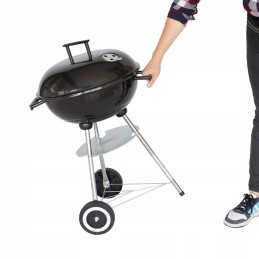 Anglies grilis su kaminu apšvietimui