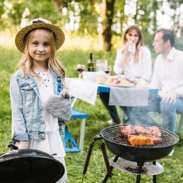 Anglies grilis su kaminu apšvietimui
