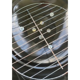 Anglies grilis su kaminu apšvietimui