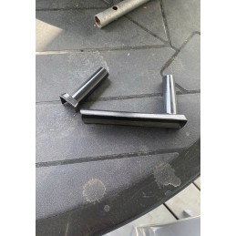 Anglies grilis su kaminu apšvietimui