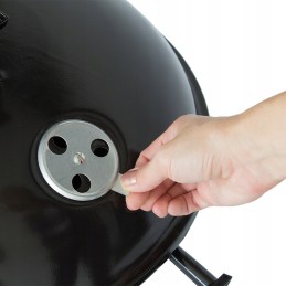 Anglies grilis su kaminu apšvietimui