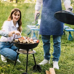 Anglies grilis su kaminu apšvietimui
