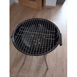 Anglies sodo grilis briketams, uždaras, su ventiliaciniu dangteliu ir lentyna