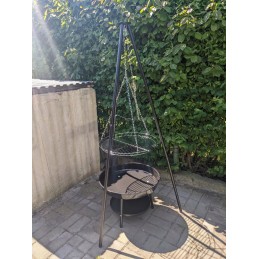 Pakabinama kepsninė, židinys ant trikojo, 46 cm grotelės trikojo ugniai