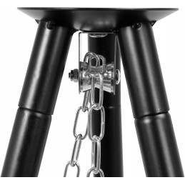 Sodo grilis, kabantis ant trikojo, ugniakuras lund