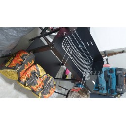 Grilis su anglimis su lentyna 48 26 5 cm