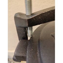 Mažas emaliuotas vengriškas ketaus katilas 4l su trikojo dangčiu židiniui