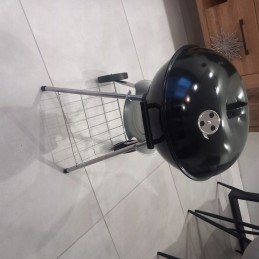 Anglies sodo grilis briketams, uždaras, su ventiliaciniu dangteliu ir lentyna