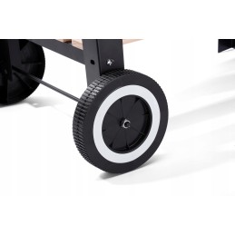 Paril sodo anglies grilis ant ratų