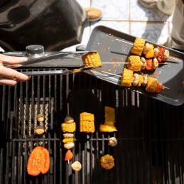 7 dalių kepsninės reikmenų rinkinys, kepsninės žnyplės, mentelė, kasimo šakės prijuostė, pirštinė ir druskos purtyklė, kepsninės