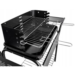 Sodo grilis su metalinėmis lentynomis, reguliuojamais grotelių ratukais