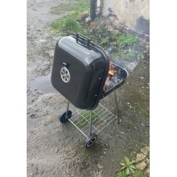 Sodo anglies grilis su dangteliu ant ratų