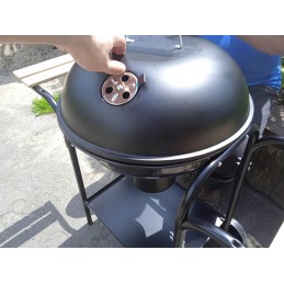 Sodo grilis su dangteliu ant ratukų