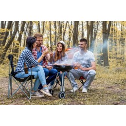 Sodo anglis grilis su pelenų keptuvėje, metalinės apvalios grotelės su dangteliu