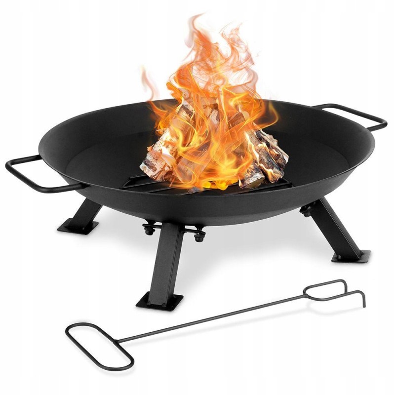 Sodo židinys su metalinėmis pokerio rankenomis