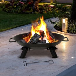 Sodo židinys su metalinėmis pokerio rankenomis