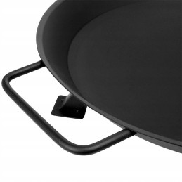 Sodo židinys su metalinėmis pokerio rankenomis